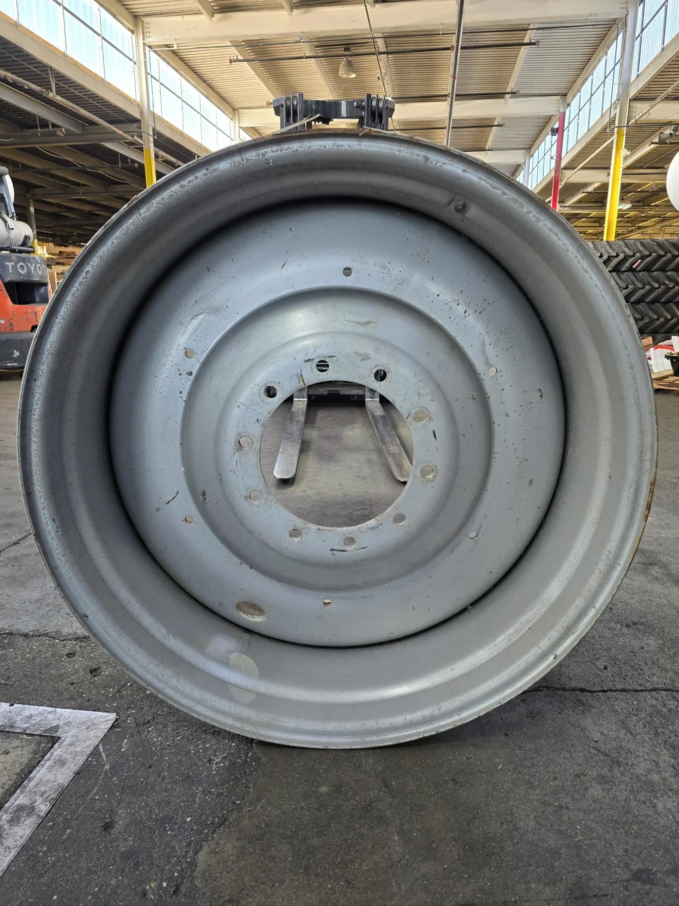 Used 23 X 38 10-13.189-11.070-7.81 CASE SILVER WHEEL