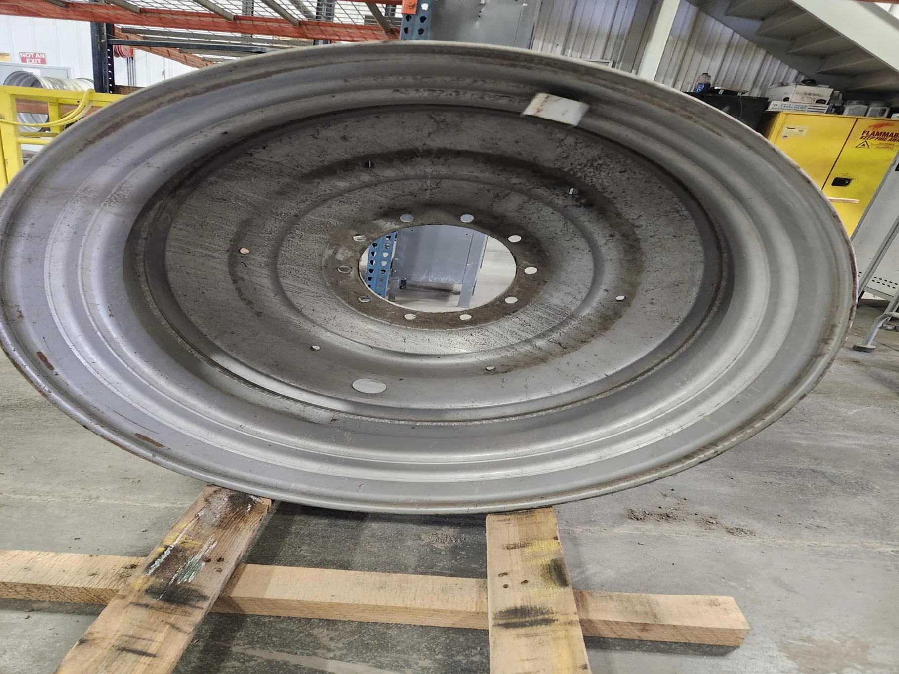 Used 23 x 38 10-13.189-11.07 Dual Case Silver Wheel image 3