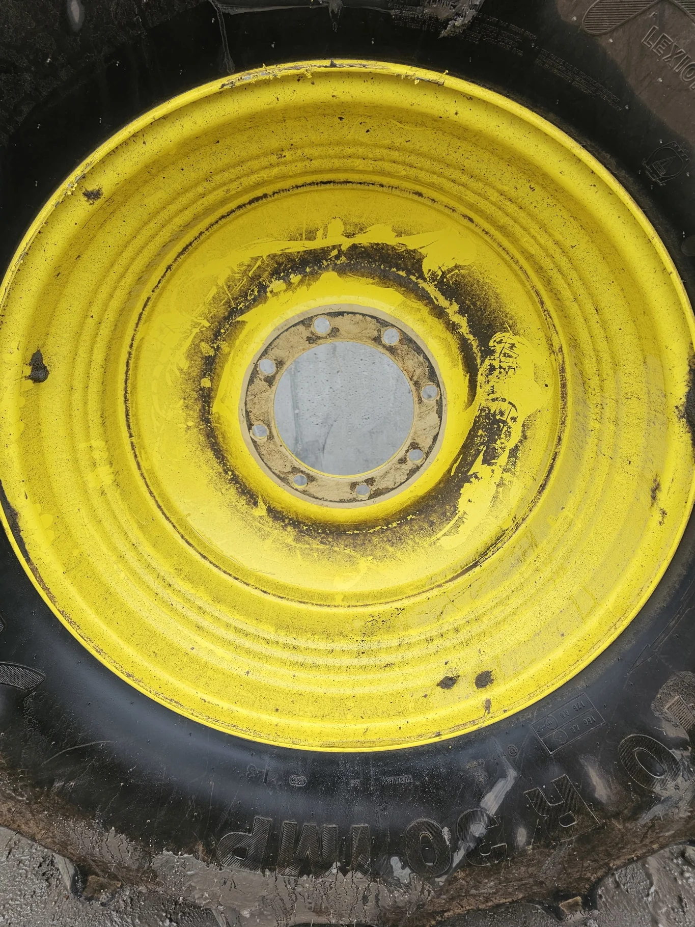 Used 18 X 30 John Deere Yellow 8 Bolt combine Wheel (8-10.75-8.75) 3.25 Outset (scratches) image 3