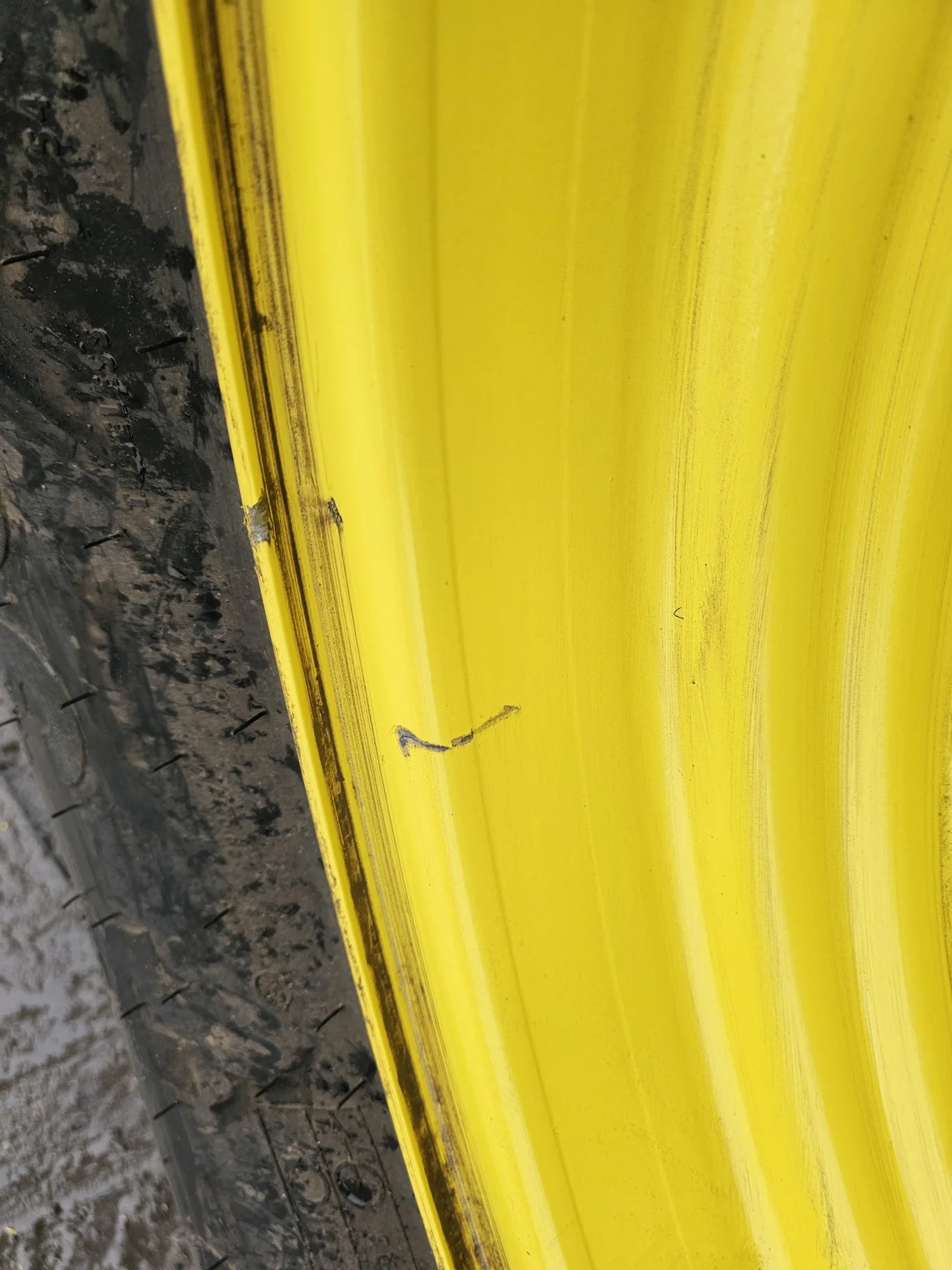 Used 18 X 30 John Deere Yellow 8 Bolt combine Wheel (8-10.75-8.75) 3.25 Outset (scratches) image 4
