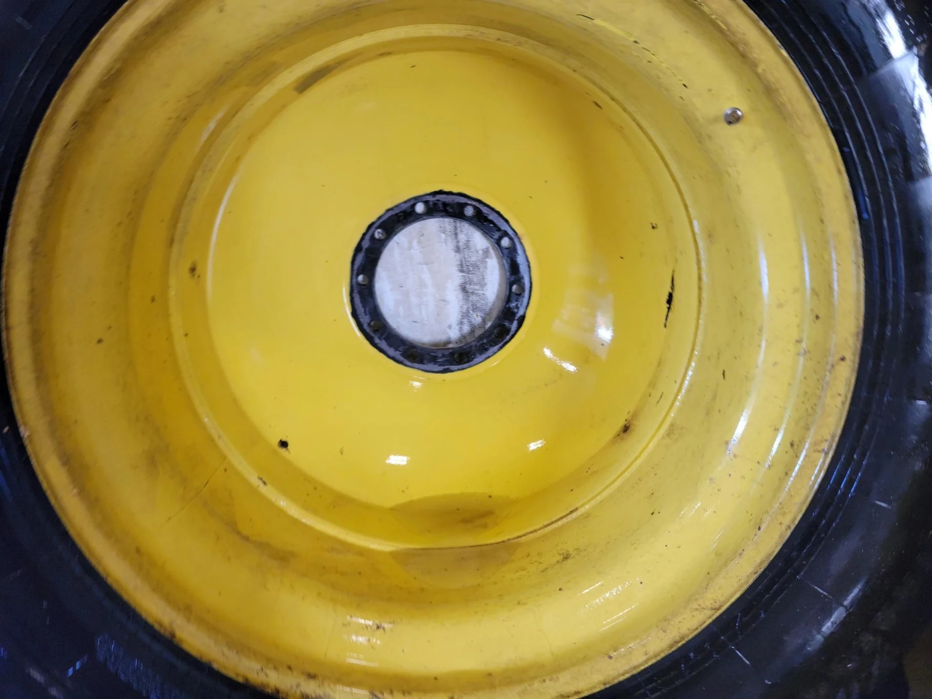 Used 18 x 42 JD Yellow 10 Bolt Yellow Wheel image 2
