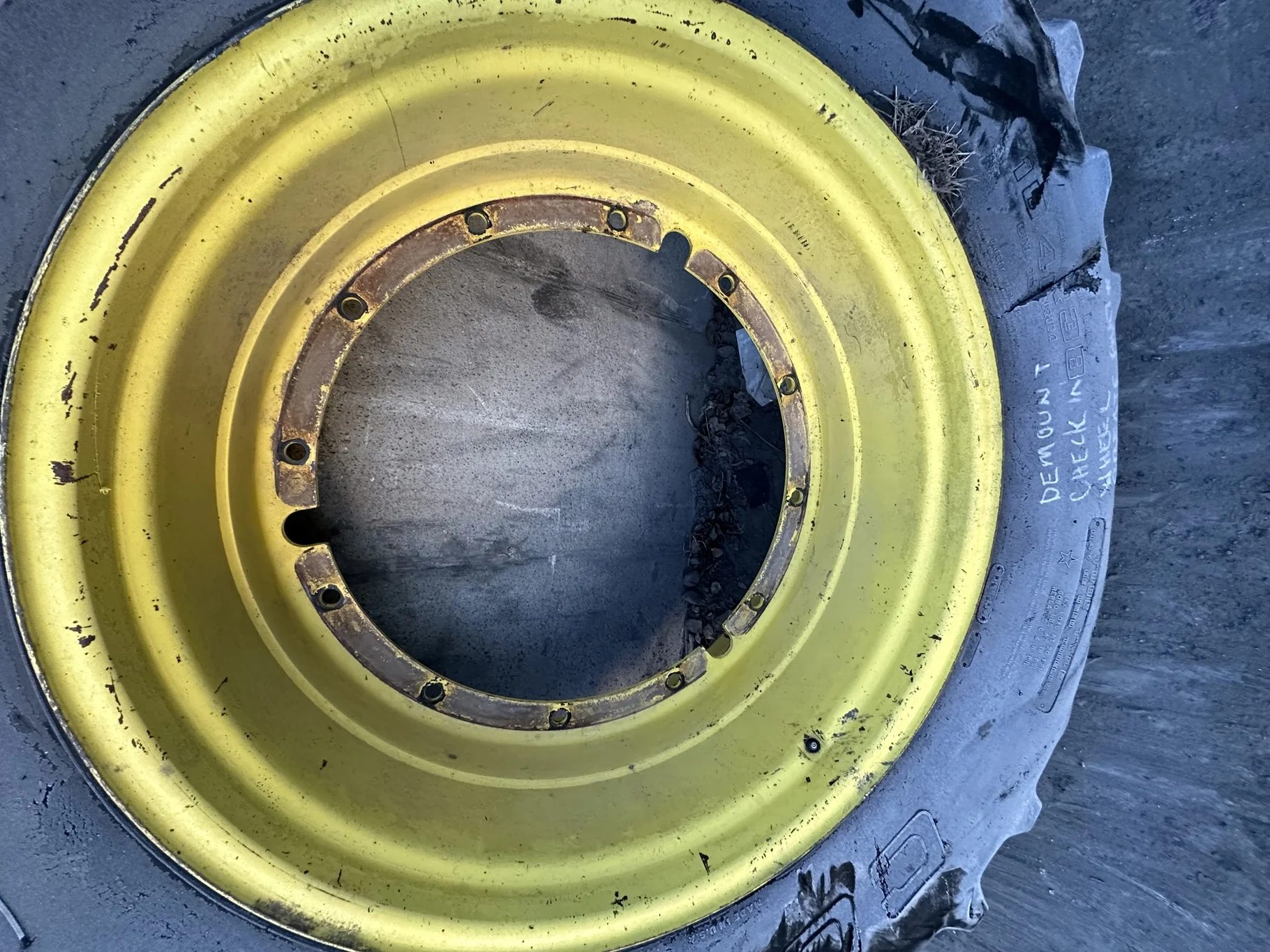 Used 16 X 38 John Deere Stub disc wheels (Faded; Scratches; Rust Spots)