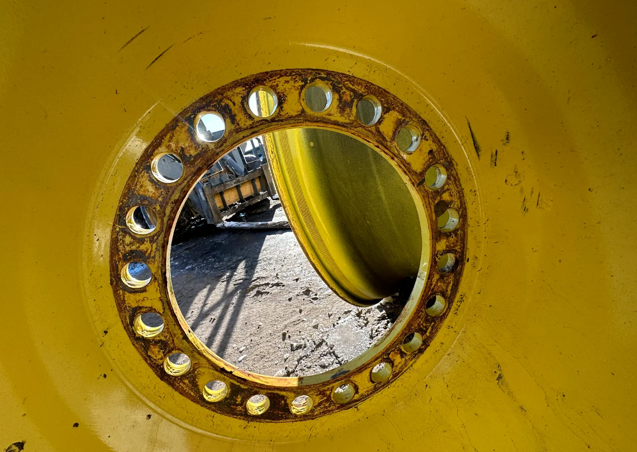 Used 18 X 42 JD 20 Bolt Inside Dolly Dual (20-13.187-11.080) 24.5 frontside - Good Condition image 3