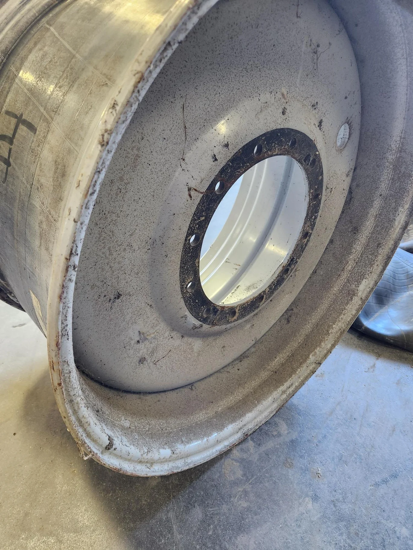 Used 23 x 38 12-15.748-13.829-7.28 Case Silver Sprayer Wheel image 4