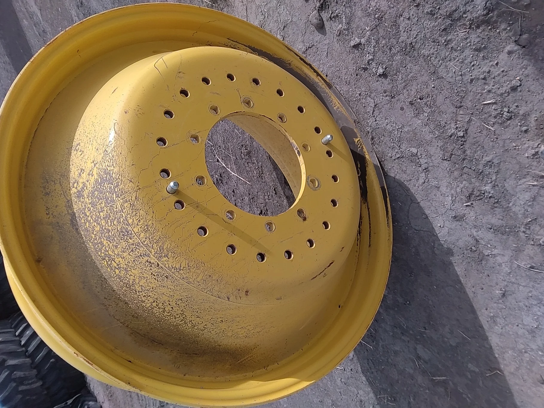USED 18 X 42 John Deere Yellow 10 Bolt (.938) XHD Combine Duals (10-13.187-11.08) image 2