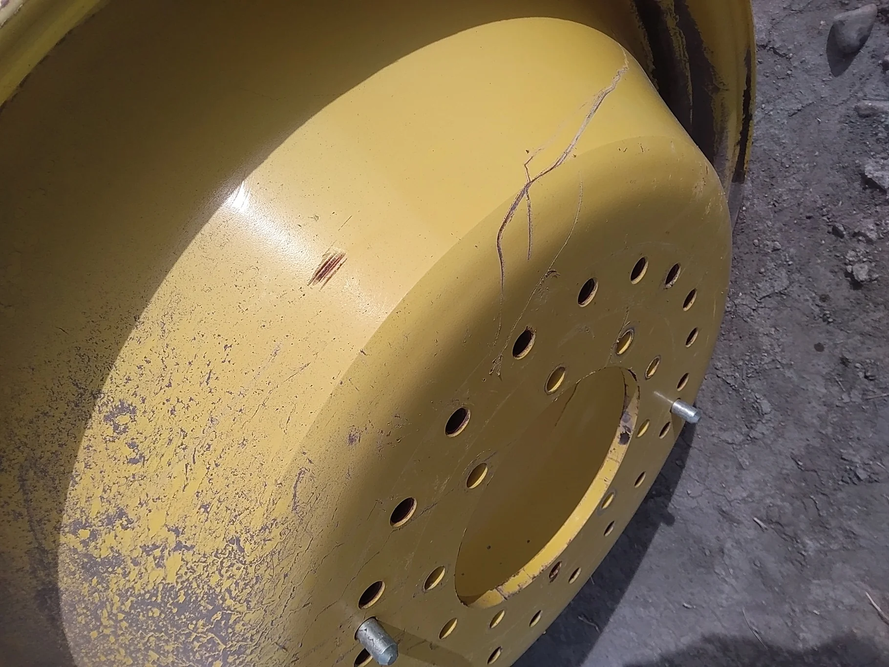 USED 18 X 42 John Deere Yellow 10 Bolt (.938) XHD Combine Duals (10-13.187-11.08) image 3