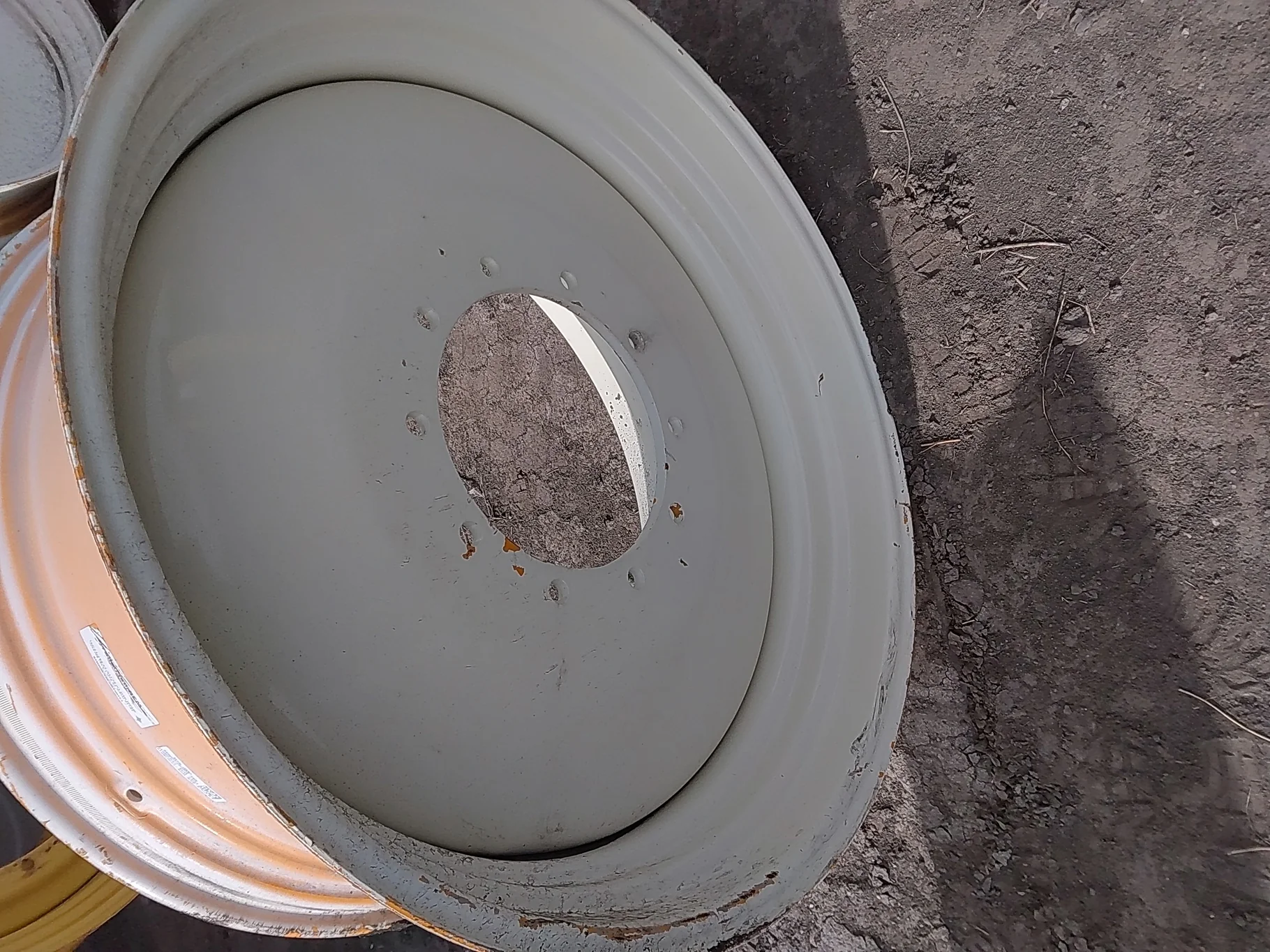 Used 18 x 38 10-14.567-12.44-4.88 offset New Holland White 10 Bolt (.938) Sprayer Wheel image 4