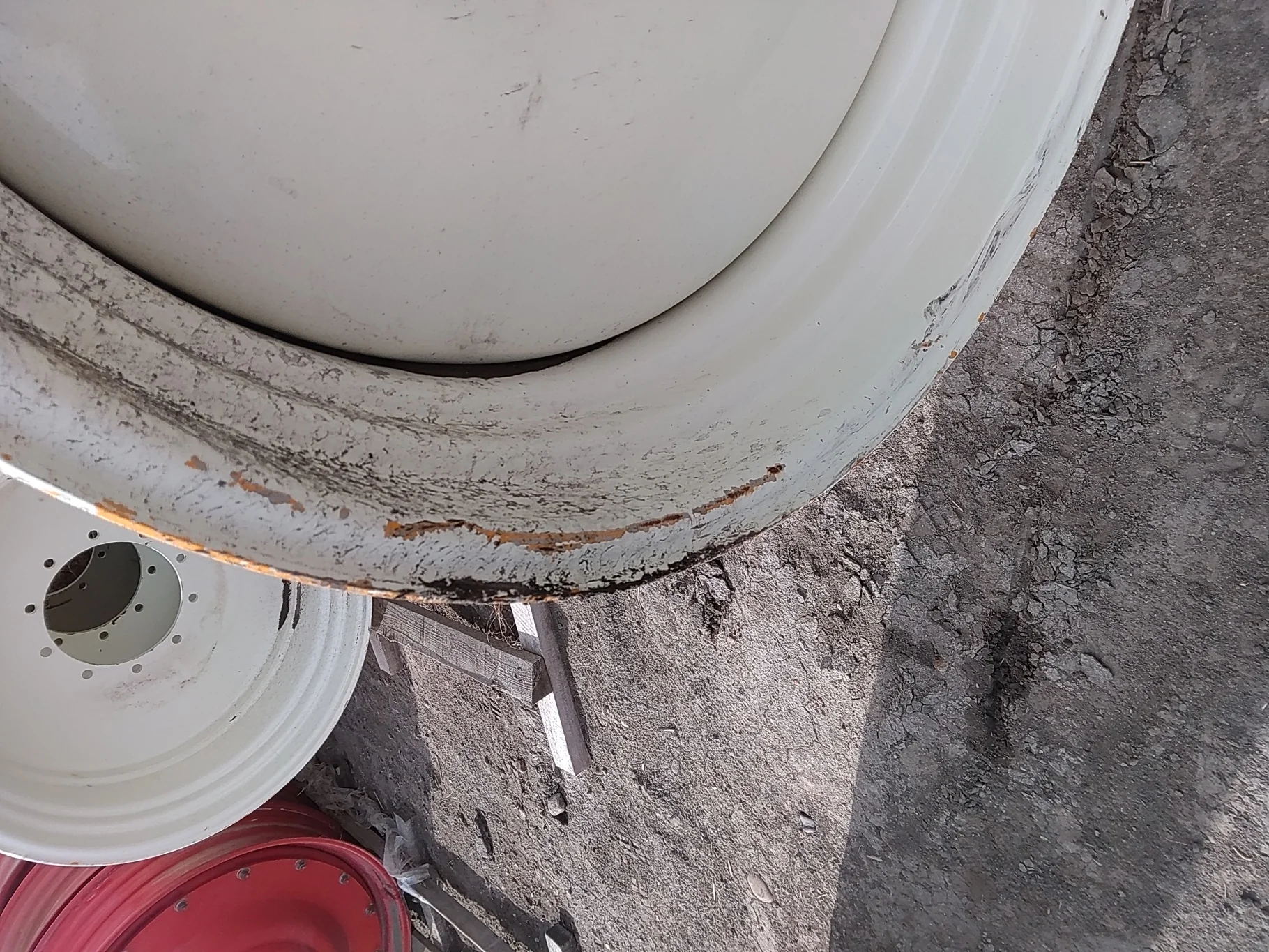 Used 18 x 38 10-14.567-12.44-4.88 offset New Holland White 10 Bolt (.938) Sprayer Wheel image 5