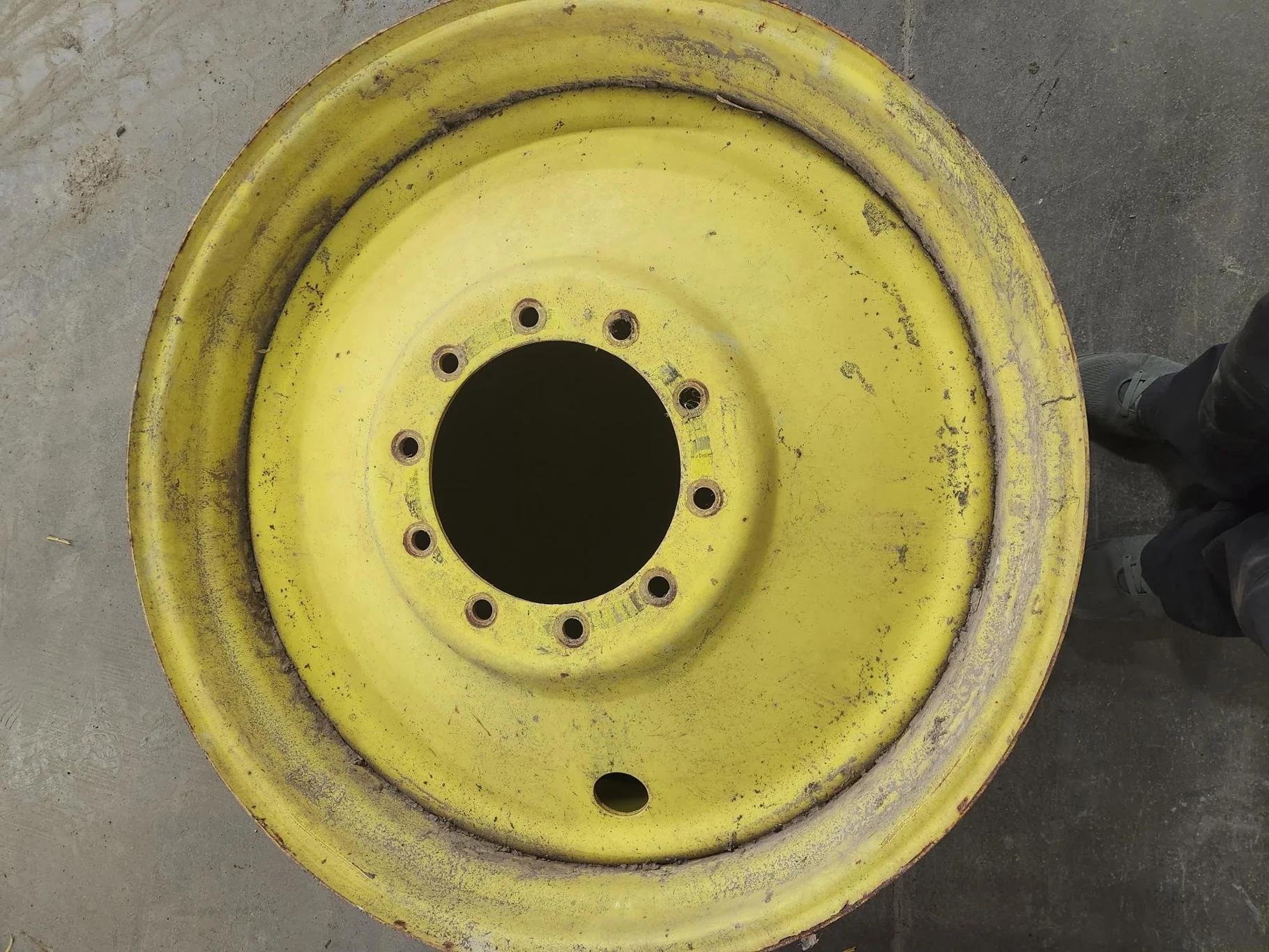 Used 18 x 38 10 Bolt Dual Wheel Yellow image 2
