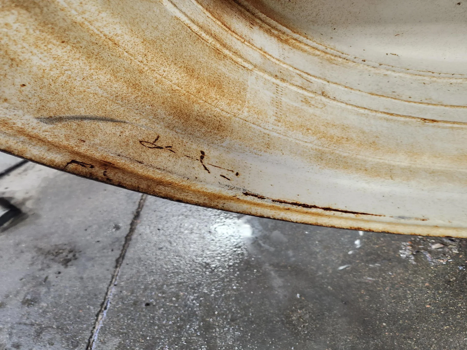Used 28 x 42 10-13.19-11.07 NH White Wheel image 2