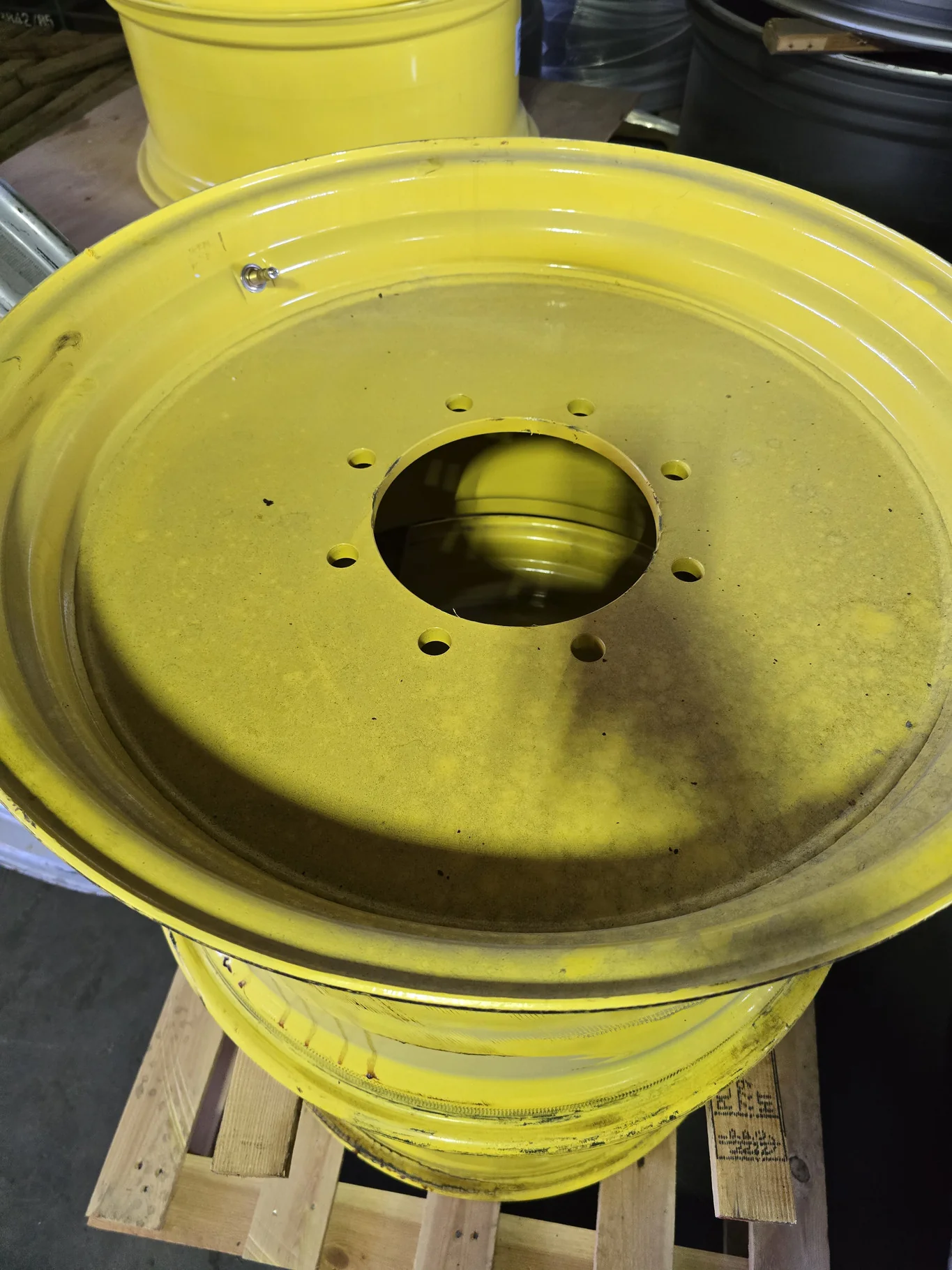 18 X 28 8-10.82-8.78-4.625OUT YELLOW WHEEL
