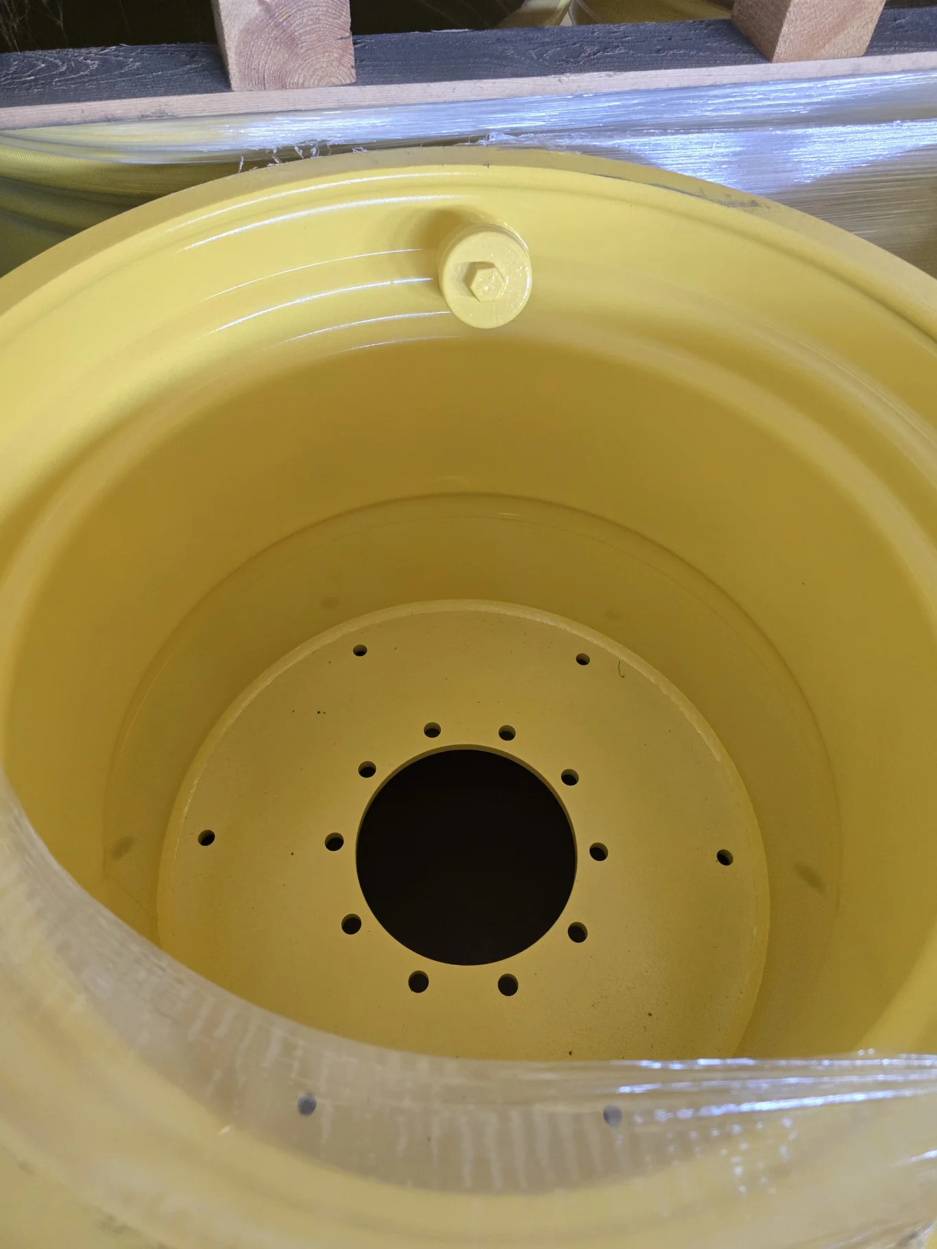 44 X 32 10-13.19-11.07 -19.5BS YELLOW WHEEL W/ REINF BEADS AND VALVE GUARDS