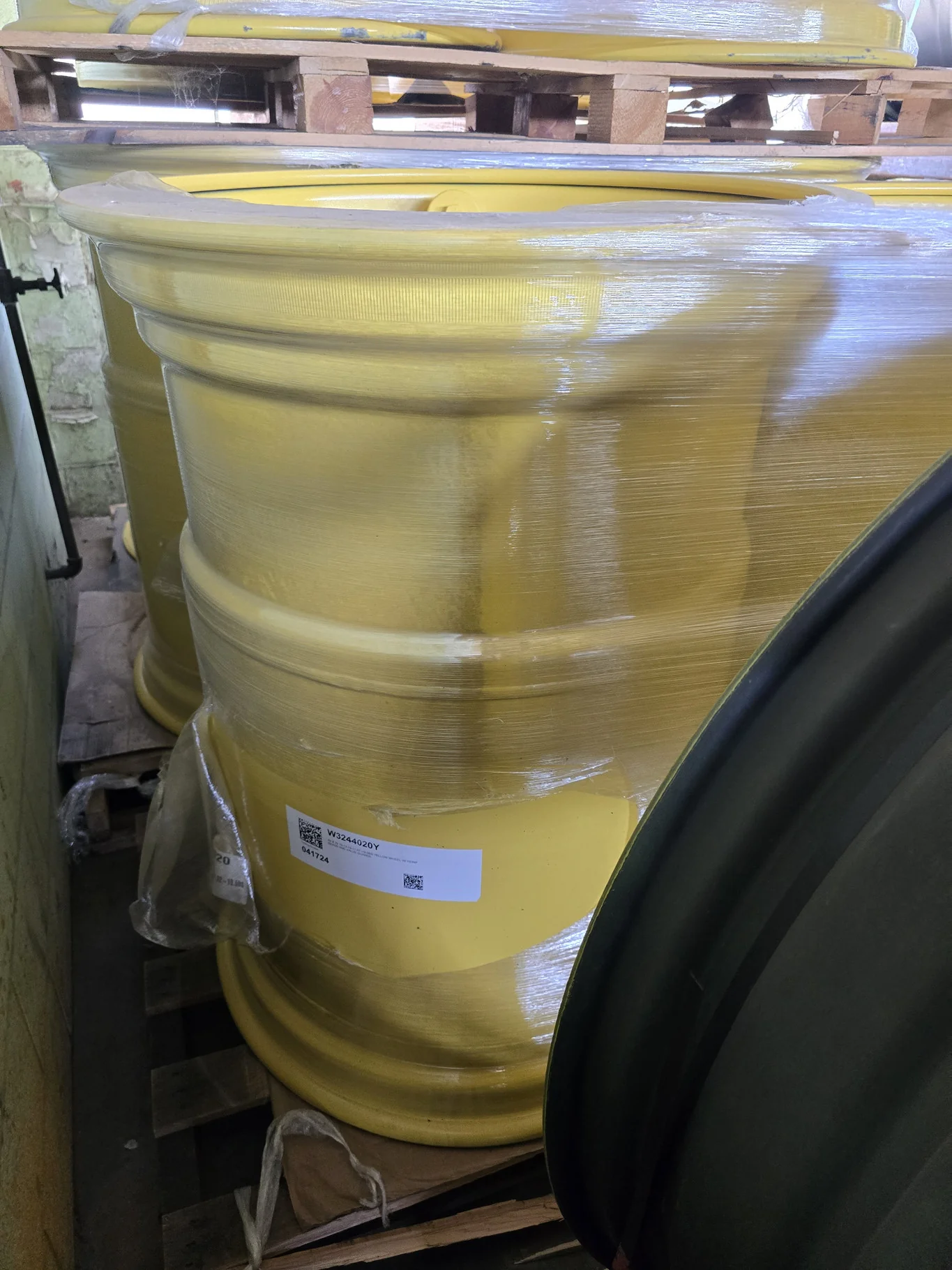 44 X 32 10-13.19-11.07 -19.5BS YELLOW WHEEL W/ REINF BEADS AND VALVE GUARDS image 2