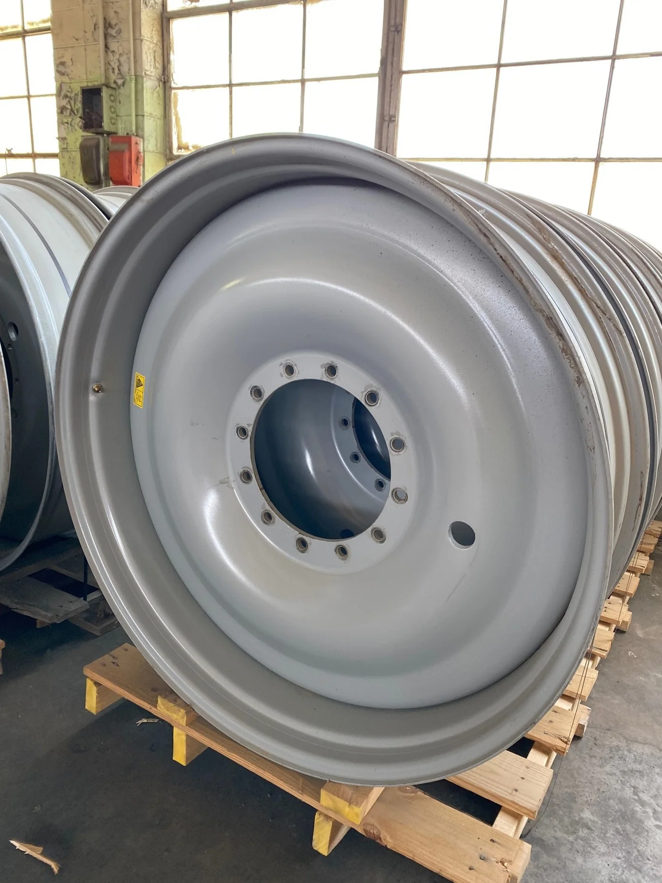 TAKE-OFF 13 X 46 12-15.748-13.829 0.00 OFFSET AGCO SILVER WHEEL