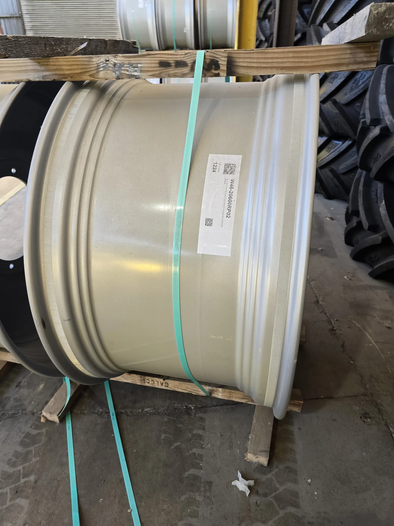 25 X 46 12-16.732-14.60-3.00 OFFSET CIH SILVER SPRAYER WHEEL image 2