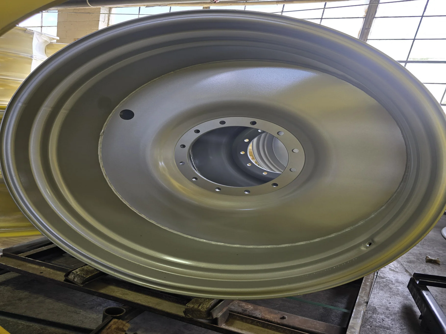 25 X 46 12-16.732-14.60-3.00 OFFSET CIH SILVER SPRAYER WHEEL RECONDITIONED